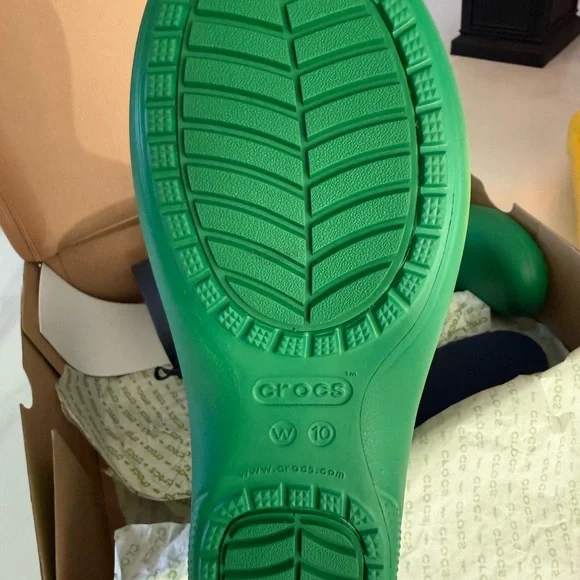 CROCS Kelly Green Comfort Shoes - Picture 3 of 4